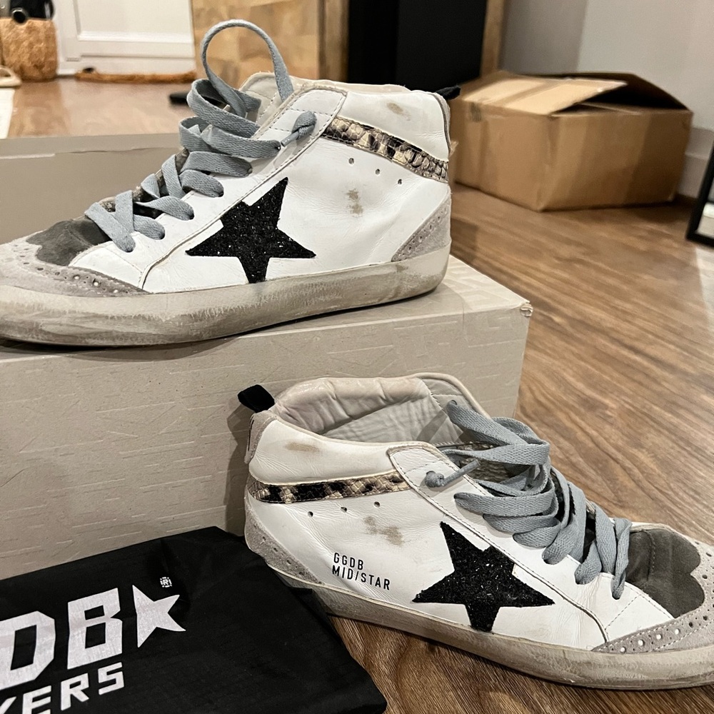 Mid Star Golden Goose with cover bag, gray and yellow laces, as well as box